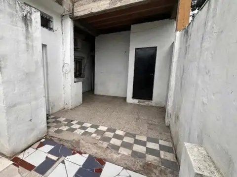 Alquiler PH 2 amb. con patio y sin expensas en Lanús Oeste, ideal pareja