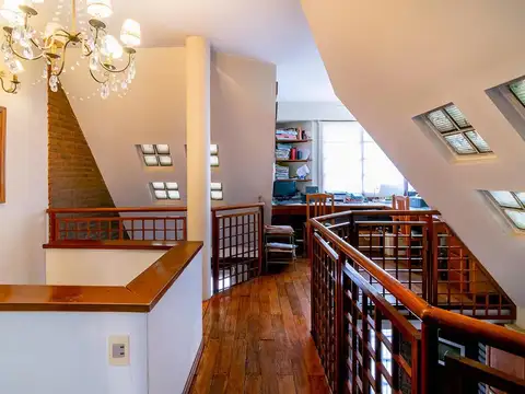 Casa en Venta, 5 Ambientes con Cochera, en Bernal