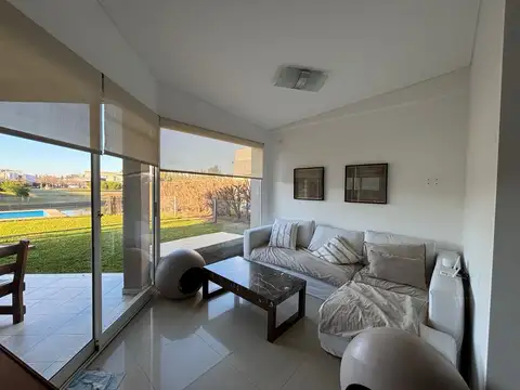 Casa en Alquiler con 6 cocheras