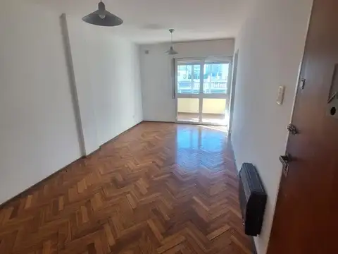Semipiso. Centro. 2 dormitorios. Balcon al Frente