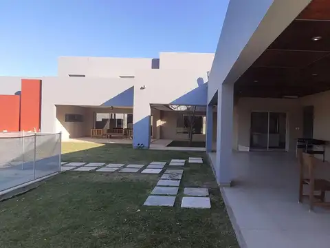 Casa en Venta con 4 cocheras