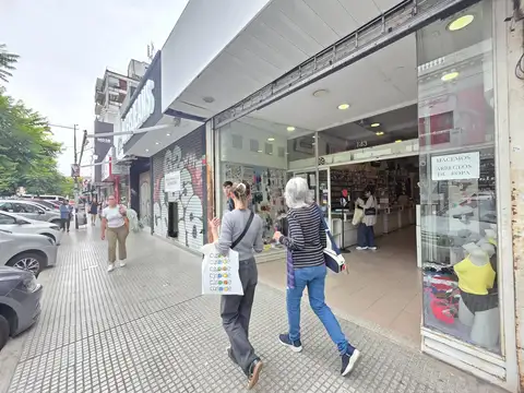 LOCAL COMERCIAL EN SAN ISIDRO SOBRE CALLE BELGRANO.