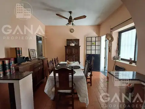 Venta Casa en Barrio Belgrano 2 dormitorios con cochera, patio verde.