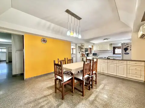 Casa en Venta con 6 cocheras