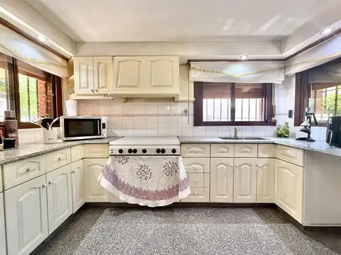 Casa 7 ambientes con 4 baños