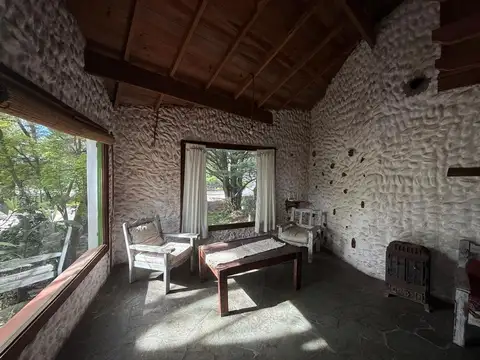Venta casa 5 amb, garaje, quincho, parque y depto.