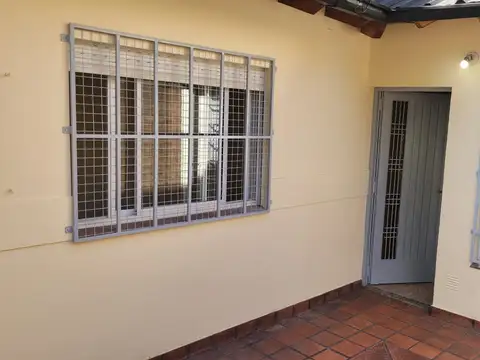 DEPARTAMENTO 3 AMBIENTES TIPO CASA EN ALQUILER.