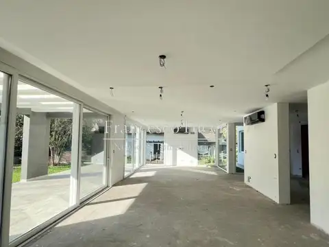 Casa 5 ambientes con 4 baños