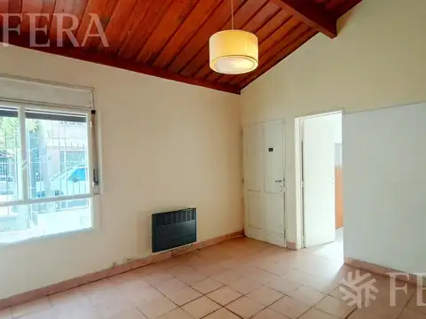 Venta casa 4 ambientes con cochera y jardín en Guillermo E Hudson