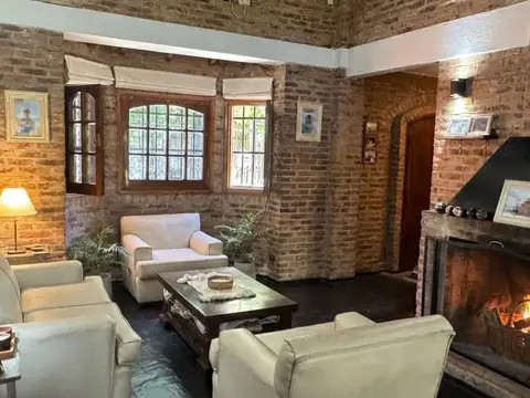 Casa 4 ambientes con 2 baños