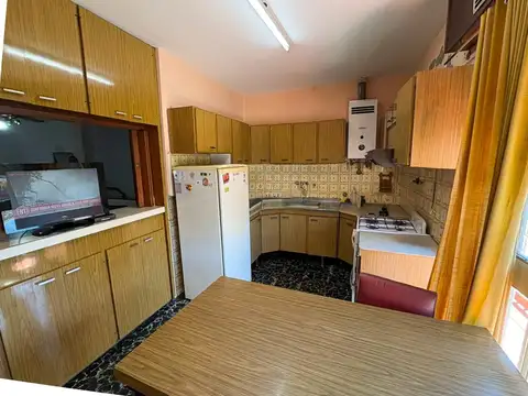 Casa 6 ambientes con 2 baños