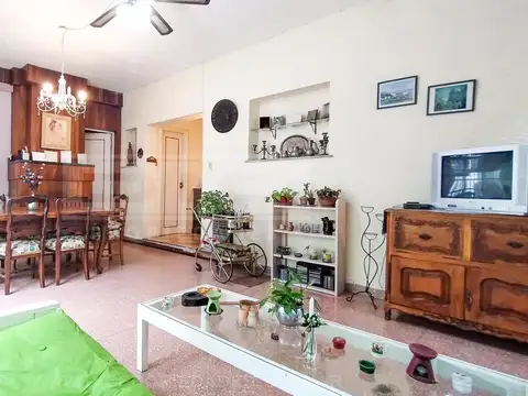 Casa 7 ambientes con 1 baño