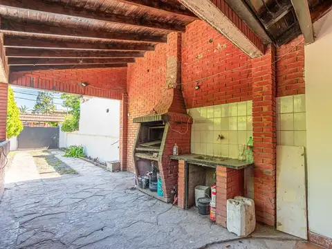 VENTA CASA 3 AMB. JARDIN, COCHERA . MONTE GRANDE