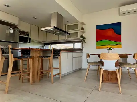 Casa en Alquiler con 3 cocheras