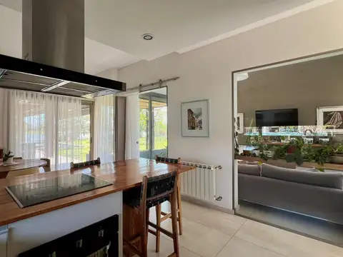 Casa 6 ambientes con 2 baños
