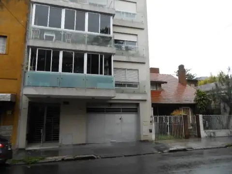 DEPARTAMENTO DE 2 AMBIENTES AL CFTE CON BALCON SEMI PISO EXCELENTE ESTADO