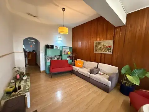 Casa 4 ambientes con jardin y cochera