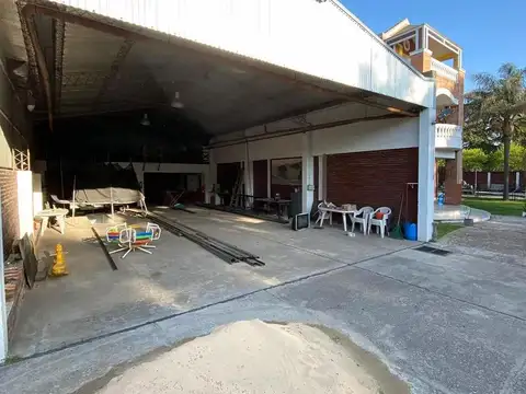 Casa en venta - 4 Dormitorios 4 Baños - 2.570Mts2 - La Reja