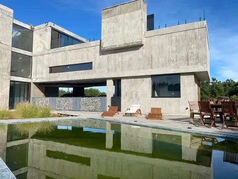 Casa 9 ambientes con 7 baños