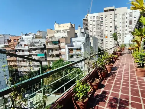 Excepcional Piso en edificio de diseño de 4 ambientes al frente con 25 metros Lineales de Balcón aterrazado