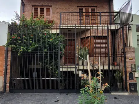 Gran Casa Lote Propio Desarrollada en 4 Plantas, 5 Amb C/ Cochera. 3 Baños. Patio. Terraza. Quincho. Play Room o 4to dormitorio.