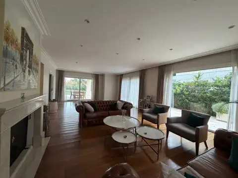 Casa 10 ambientes con 4 baños