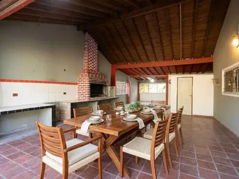 Casa 5 ambientes con 3 baños