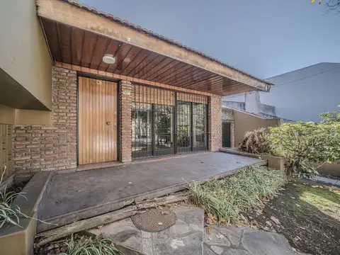 Casa 6 ambientes con 2 baños