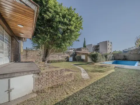 Casa en venta - Villa Sarmiento - Jardin y pileta