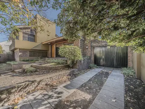 Casa en Venta con 3 cocheras