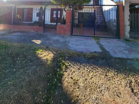 Casa con departamento en venta en Neuquén, calle Rodhe casi República de Italia