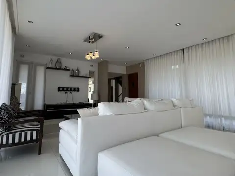 Casa 6 ambientes con 6 baños