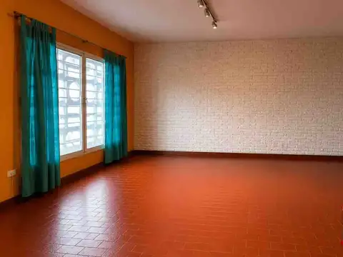 Casa en Alquiler con 2 cocheras