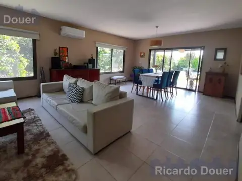 Casa en Alquiler con 2 cocheras