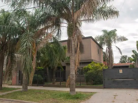 CASA DOS PLANTAS 4 AMB CASTELAR COCHERA