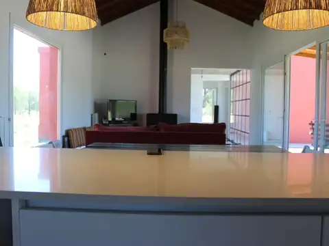 Casa 4 ambientes con 2 baños