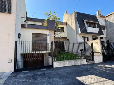 Excepcional casa sobre lote propio de 4 dormitorios Jardin! Moreto y Directorio