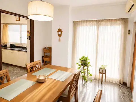 Excepcional departamento de 4 amb. Con dependencia, con detalles de categoría. D