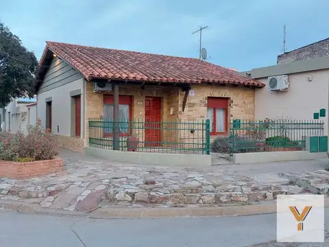Casa en venta - 3 Dormitorios 3 Baños - Cochera - 330Mts2 - Cabildo, Bahía Blanca