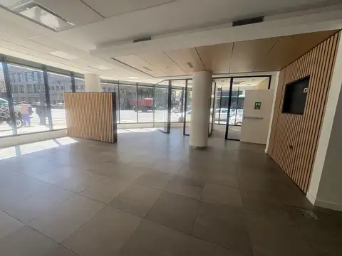 Excelente local comercial en esquina en Parque Patricios