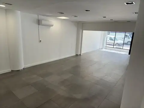 Excelente local comercial en esquina en Parque Patricios