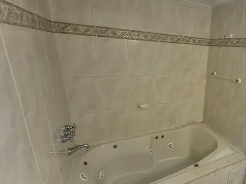 Casa en Alquiler con 3 cocheras