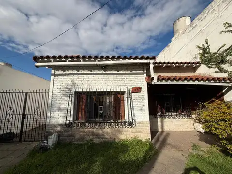 Venta. Casa 4 Ambientes. Jardin. Cochera. Esquiu 1700.