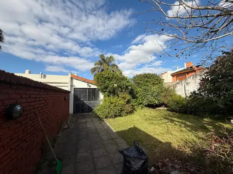 Venta. Casa 4 Ambientes. Jardin. Cochera. Esquiu 1700.