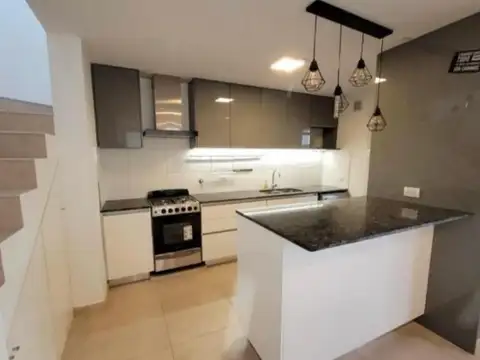 VENTA DUPLEX - dos dormitorios en B° LOS PLATANOS - Cipolle.