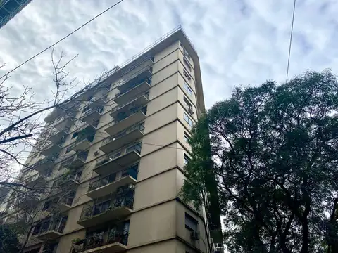 Av. Las Heras  3893 esq. Rep. Árabe Siria. 5 Ambientes muy luminoso, balcón. Cochera y Vig. 24 hs.! 135 m2