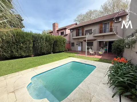 APTO CRÉDITO - Casa en venta de 4 ambientes con cochera, quincho y piscina - Villa Ballester