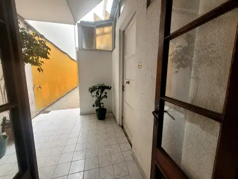 Dean Funes 1000, Piso PB