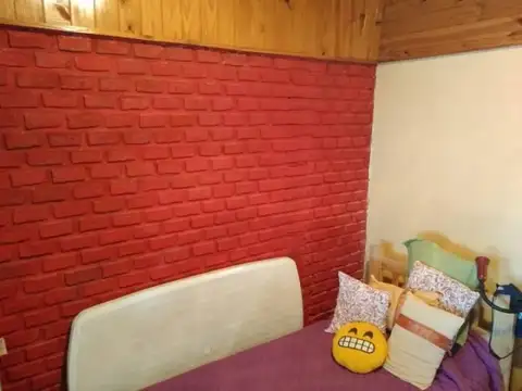 Casa De Dos Dormitorios, Un Baño, Cochera Y Jardin En Barrio Abadia