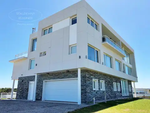 Casa 7 ambientes con 5 baños